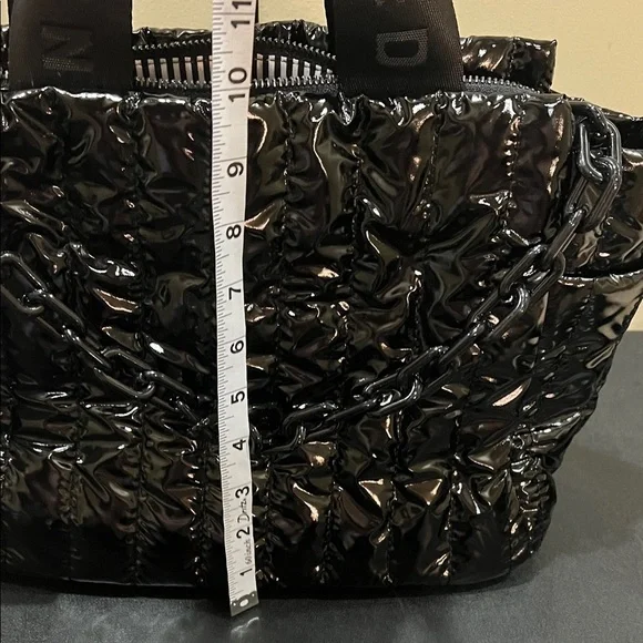 Ah-dorned | Classic Black Metallic Tote Bag w/ Crossbody Strap & Bag Charm Chain - Picture 16 of 17